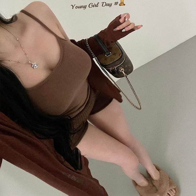 YoungGirlDay pure and lustful basic style slim fit and extruded chest with chest pads and hair-padded base suspender vest