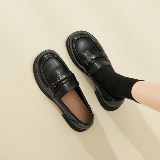 Gomeqi shopping mall same style thick-soled loafers for women 2025 new black British style small leather shoes for women with skirts