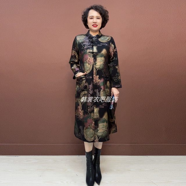 Autumn new windbreaker for middle-aged and elderly mothers, retro buckle design, large size, mid-length, Roman cotton jacket with pockets