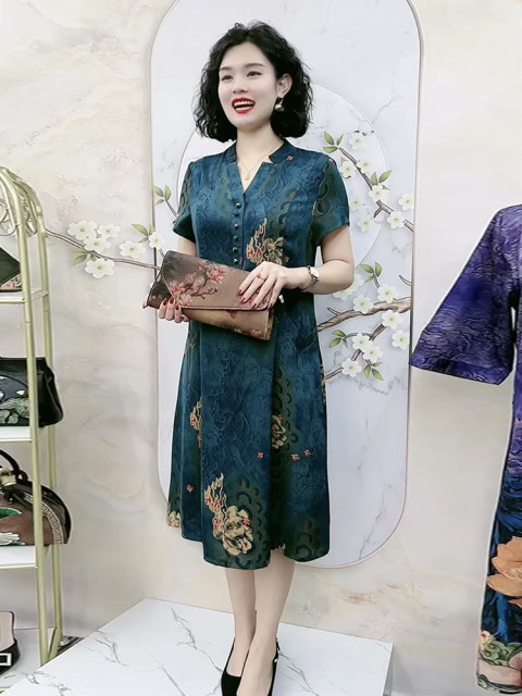 High -end mother short -sleeved silk dresses in summer new V -neck retro seal large size, thin knee long skirt female
