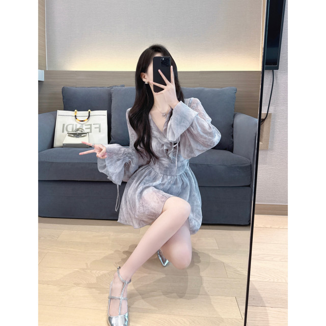Autumn clothing for women in 2024 new high-end temperament celebrity waist-hugging and slimming tie-dye V-neck ruffle a-line dress
