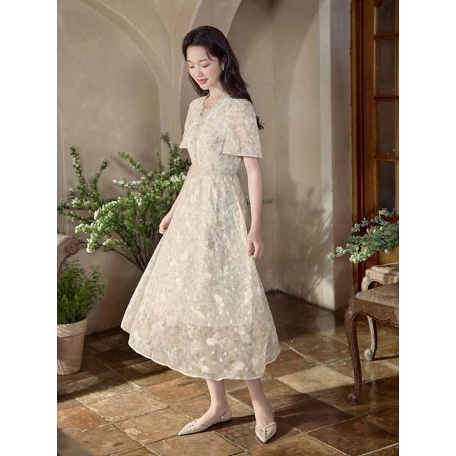 Inman French retro textured dress for women's summer new waist-hugging slim V-neck A-line floral skirt 18322554
