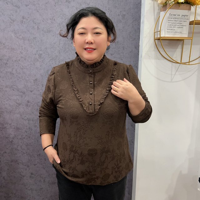 Fashionable black ears with velvet relief base shirt for women loose warm autumn and winter long-sleeved top large size middle-aged and elderly mothers
