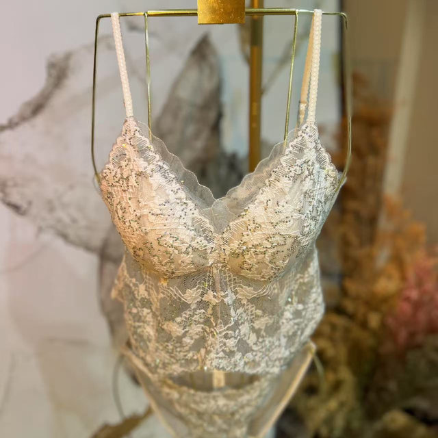 
Jing Baoer Huajian French lace beautiful back underwear women's sexy camisole with breast pads