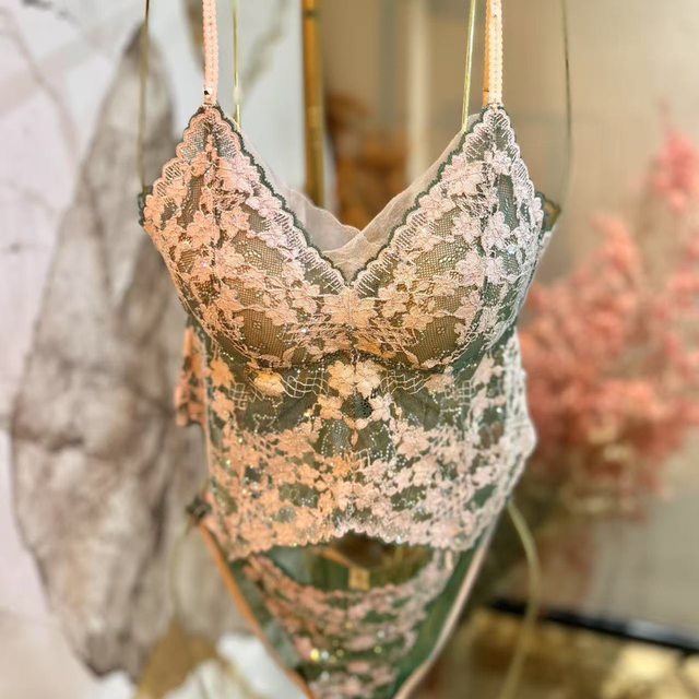 
Jing Baoer Huajian French lace beautiful back underwear women's sexy camisole with breast pads