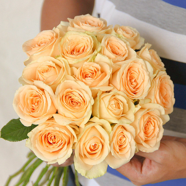 Yunnan Kunming flower base straight hair red rose water-grown lily bouquet fresh cut flowers sunflower flower materials wholesale