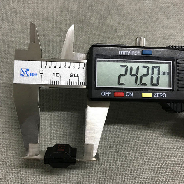 Automobile bolt-type battery fuse 32V 30A40A50A60AA80A100A-200A screw-type fuse box