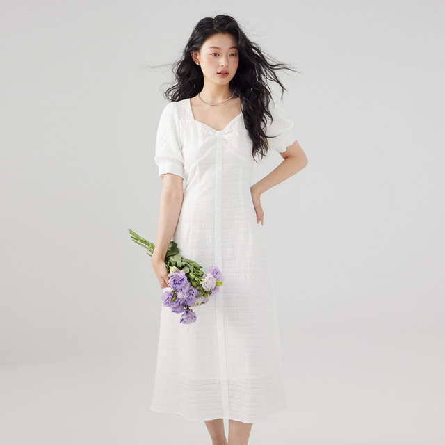 one more2025 summer short-sleeved French square collar dress for women with high-end white skirt waist-hugging vacation skirt