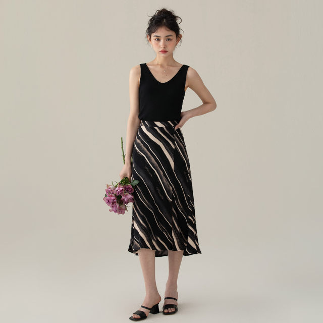 one more small high-waisted a-line skirt for women's summer new high-end temperament striped slit skirt