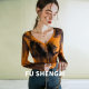 American -style tie -dyeing printing mesh top fold tight long -sleeved V -neck T -shirt female spring and summer new design sense bottoming shirt
