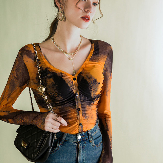 American -style tie -dyeing printing mesh top fold tight long -sleeved V -neck T -shirt female spring and summer new design sense bottoming shirt
