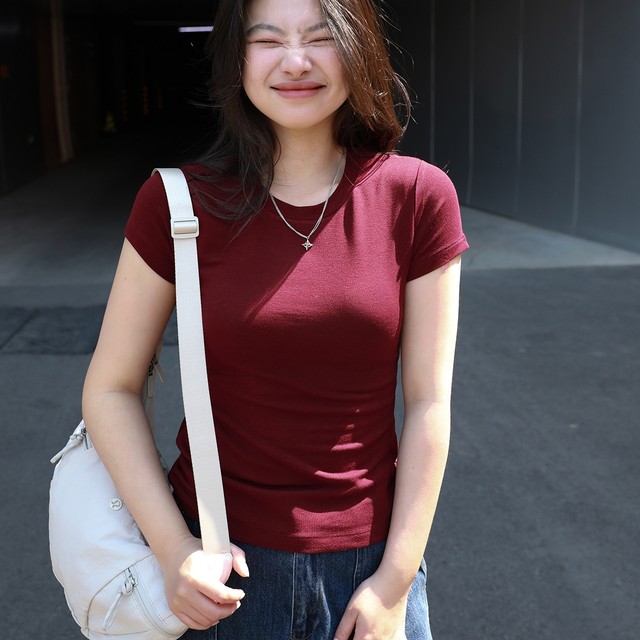 Lu Sheng women's clothing, a basic short-sleeved T-shirt that is easy to wear, round neck fitting style is soft and easy to wear