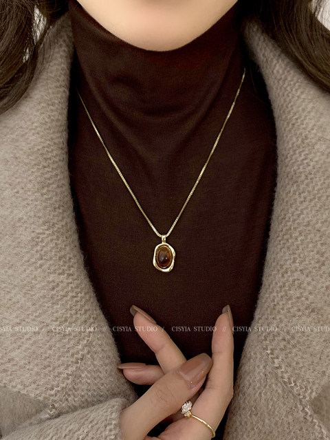 Popular amber stacked gold sweater necklace for women spring accessories light luxury high-end niche tiger eye stone sweater chain