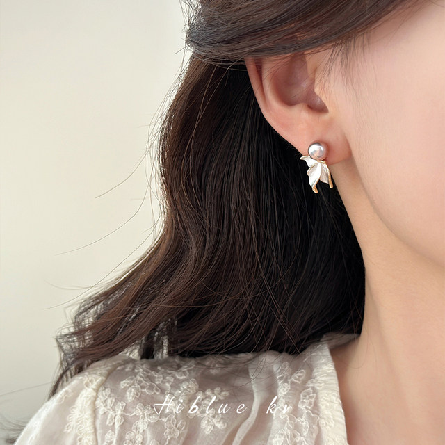 Light luxury and high-end unique natural freshwater pearl fish tail earrings for women Autumn and Winter 2025 new popular earrings and earrings