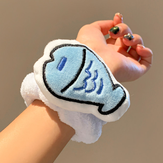 Cute cat fish plush face wash wristband for women's wash and anti-drip special autumn and winter sports anti-moisture wristband