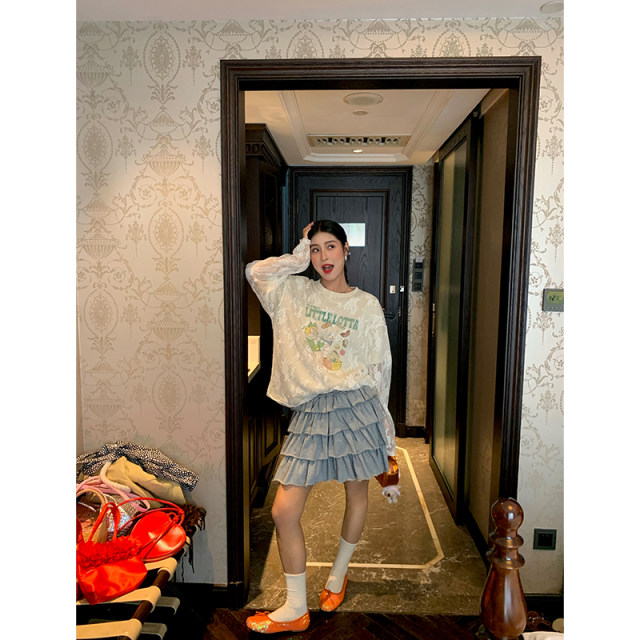 Jinyu Huahua white T-shirt for women 2024 new tops to make them look slim and loose lace long-sleeved embroidered early autumn design sense