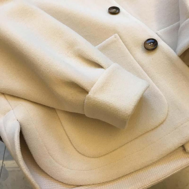 This year's popular explosive hooded woolen coat female autumn and winter large size fat MM showed thin fake two short out -out tops
