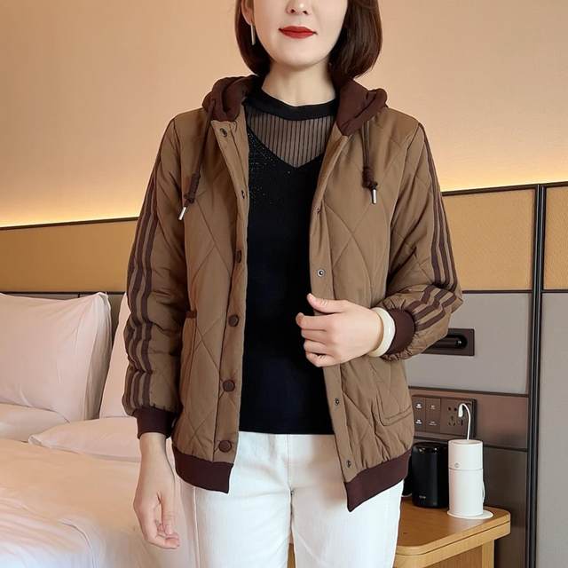 Middle-aged mothers wear thickened hooded large-size cotton jacket for winter middle-aged and elderly people to reduce age and make them look slim and short jacket
