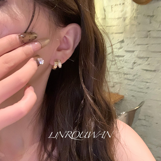 Diamond small fragrant shell double-layer C-shaped unique earrings niche high-end temperament earrings for women in autumn and winter versatile earrings