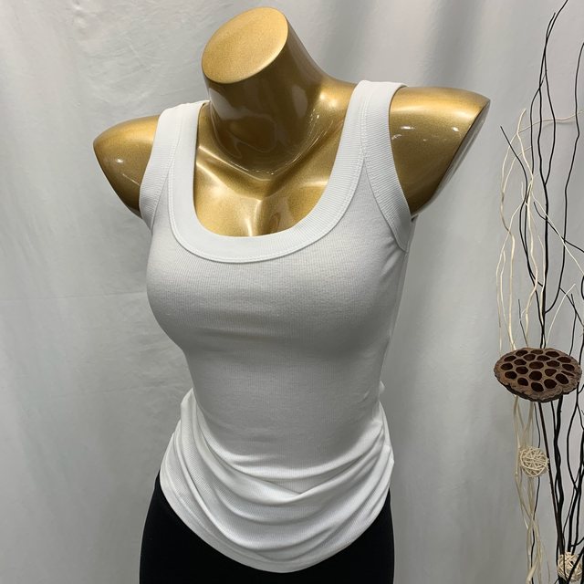 The fit is so good! Everyone wears the slimming U-neck and wide shoulder straps to cover the side breasts camisole INS