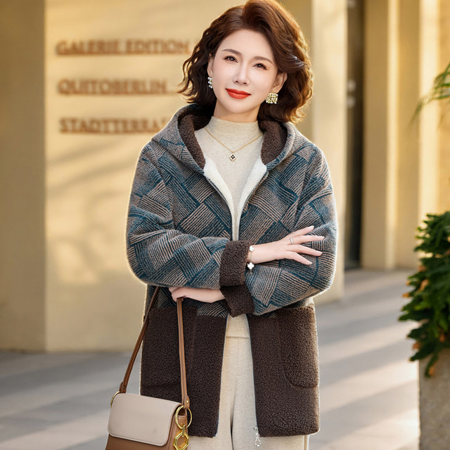 
Mom's winter clothing plus velvet and thickened mink velvet jacket 2025 new middle-aged and elderly style warm lamb wool cotton coat for women