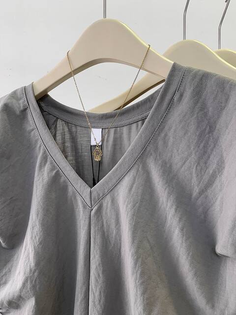 Gray irregular V-neck front shoulder small flying sleeve T-shirt for women's summer 2024 new waist-hugging sleeveless top small
