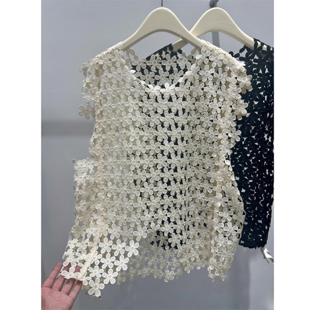 Fashionable and fashionable hollow sleeveless lace shirt for women 2025 summer layered blouse and vest top