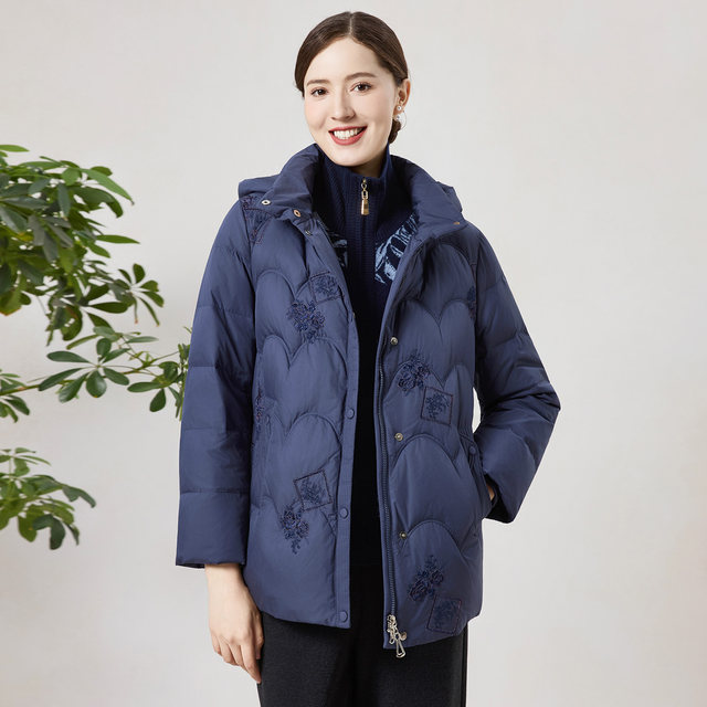 
Appreciating the years, middle-aged and elderly mothers hooded embroidered down jacket, stylish winter wear, new style jacket, loose large size top