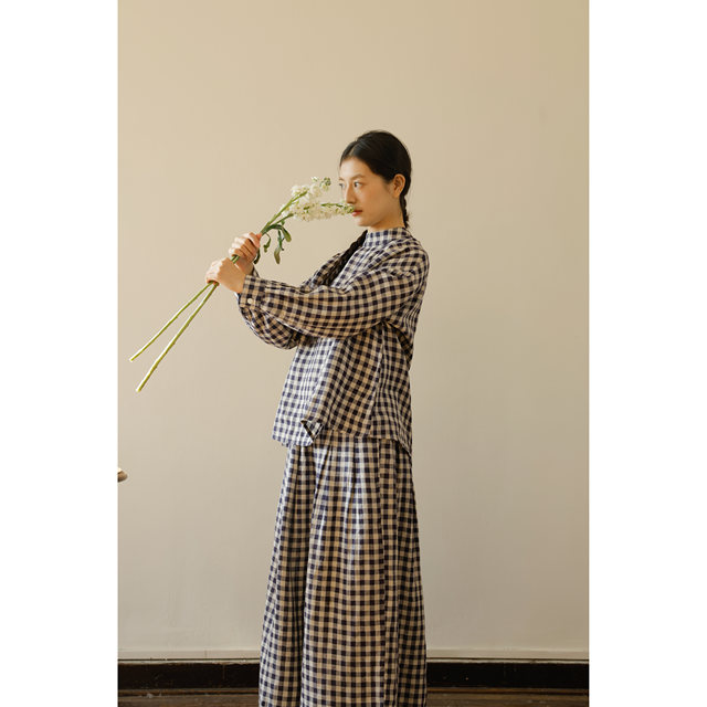 Retelling unrestrained comfort, light linen, colored blue medium plaid small stand collar long sleeve plaid pullover
