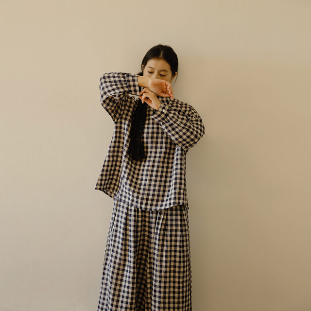 Retelling unrestrained comfort, light linen, colored blue medium plaid small stand collar long sleeve plaid pullover
