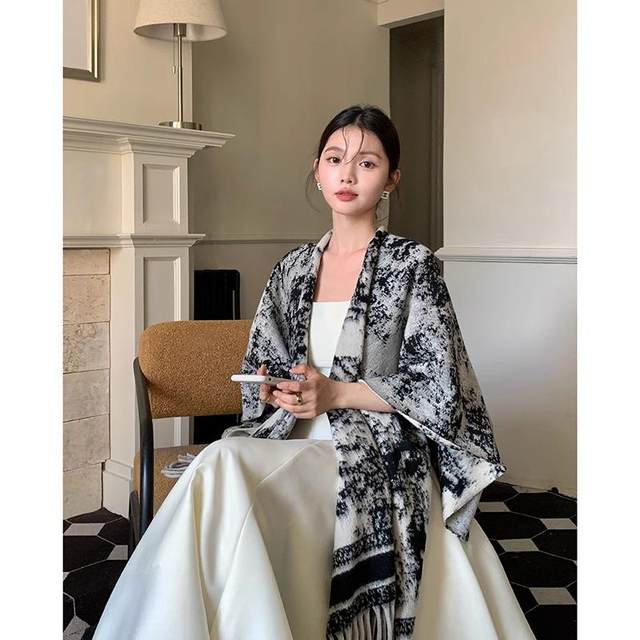 Large size women's French Hepburn style white suspender dress with high-end and luxurious versatile waist-covering dress