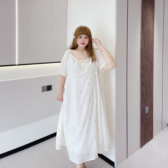 Vacation sweet off-shoulder, gentle waist-slimming embroidery 260Jin [Jin equals 0.5kg] fat girl elegant embroidery covering the flesh long dress
