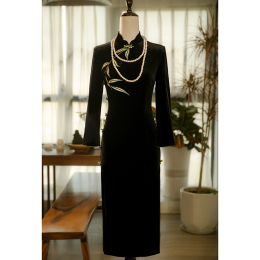 Black Cheongsam 2024 new female autumn and winter new Chinese improved dress velvet mother big code dark