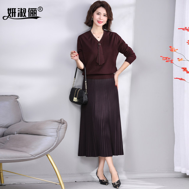 
50-year-old mother's fashionable wool sweater top Burgundy 2025 autumn new age-reducing skirt suit
