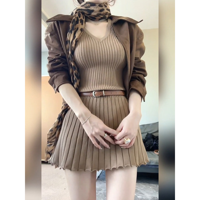 XZY slightly fat Kelly style retro brown short jacket for women 25 years early autumn V-neck knitted pleated skirt suit