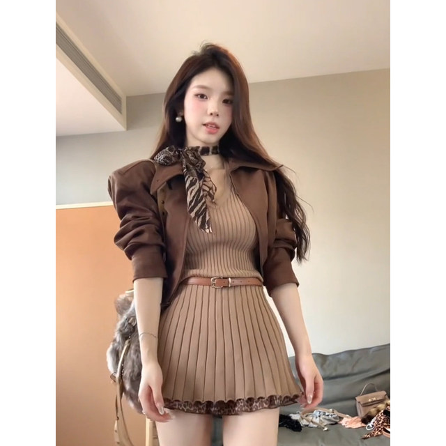 XZY slightly fat Kelly style retro brown short jacket for women 25 years early autumn V-neck knitted pleated skirt suit