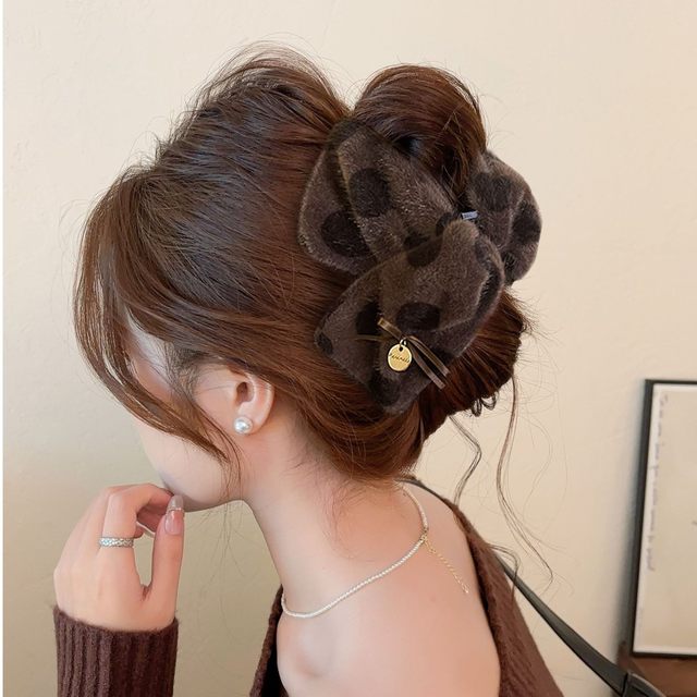 2025 new triangle gripper female polka dot plush shark clip hair clip high-end temperament autumn and winter hair accessories headwear