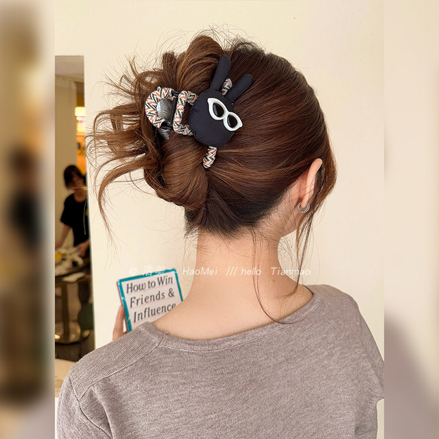 A bit cool ~ Interesting AB face medium-sized grab clips for women 2025 new style with a small back of the head hair shark clip