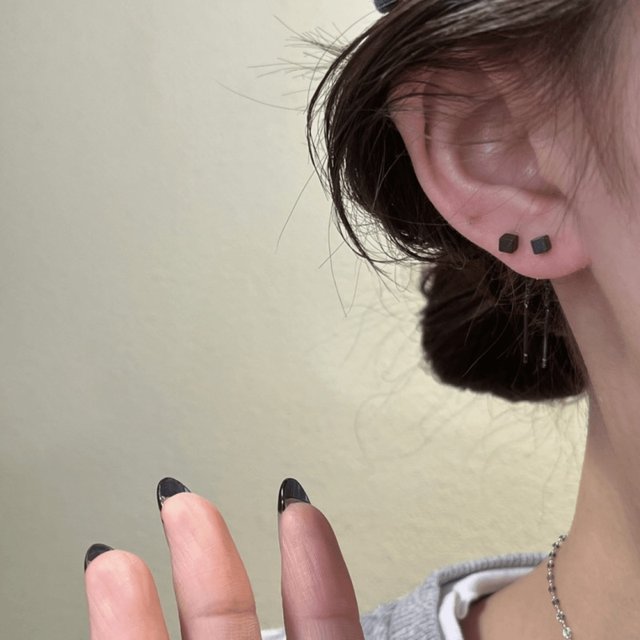 Black geometric square ear cable 2024 new popular earrings and ear piercing temperament personality high-end earrings earrings
