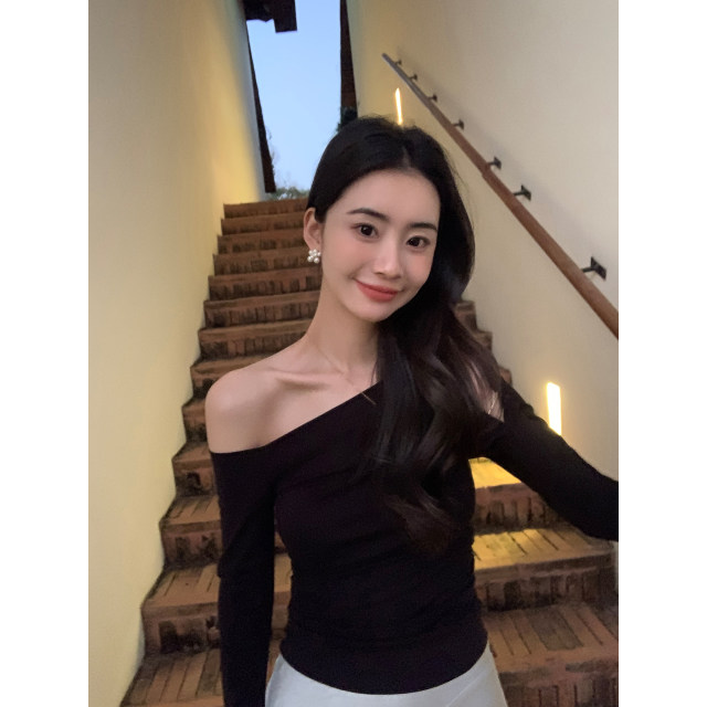 pusumede slanted neck off-shoulder long-sleeved sweater T-shirt for women's design, waist-hugging slim temperament, flared sleeve top
