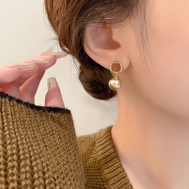 French unique caramel-colored earrings temperament bead bead earrings in autumn and winter light luxury niche high-end copper alloy earrings