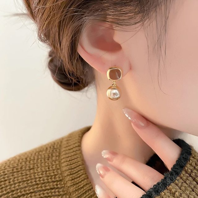 French unique caramel-colored earrings temperament bead bead earrings in autumn and winter light luxury niche high-end copper alloy earrings
