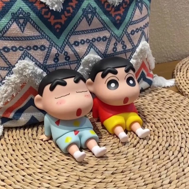 Crayon Shin-shirt mobile phone stand desktop ornament figure model lazy mobile phone seat cute doll trendy toy gifts for friends fun personalized creative mobile phone stand