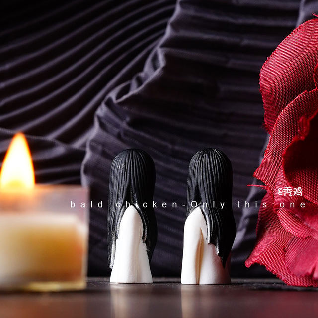 Bored! Putting a Sadako on her girlfriend! She pranks her small ornaments on the work station to decompress her emotions and decorate the desktop decoration.