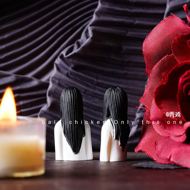 Bored! Putting a Sadako on her girlfriend! She pranks her small ornaments on the work station to decompress her emotions and decorate the desktop decoration.