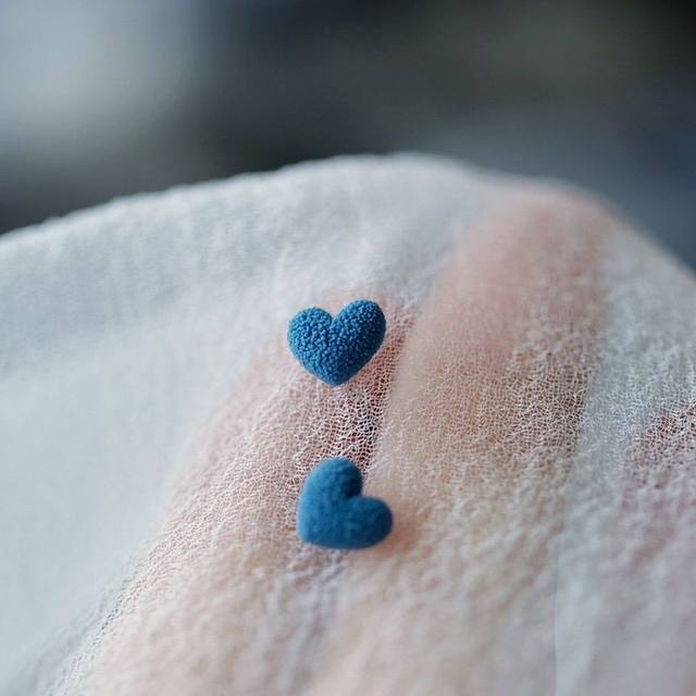 Gorgeous~Autumn and winter earrings, high-end retro love niche frosted peacock blue Klein blue ceramic earrings