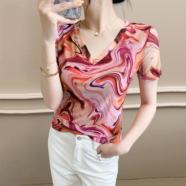 
European high-end tie-dye mesh short-sleeved T-shirt for women in summer fashion age-reducing printed V-neck top slim shirt