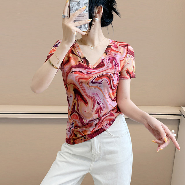 
European high-end tie-dye mesh short-sleeved T-shirt for women in summer fashion age-reducing printed V-neck top slim shirt