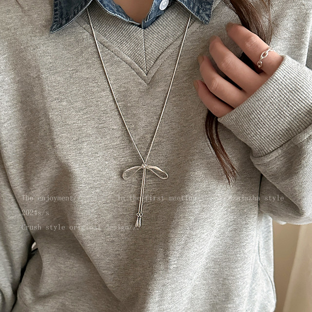 Bow pendant pull-out necklace for women in autumn and winter Korean style long decorative sweater chain silver high-end accessories to wear