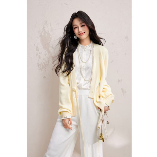 Qiushui Yiren Chinese style red sweater 2025 spring new women's sweet V-neck top fashionable knitted cardigan